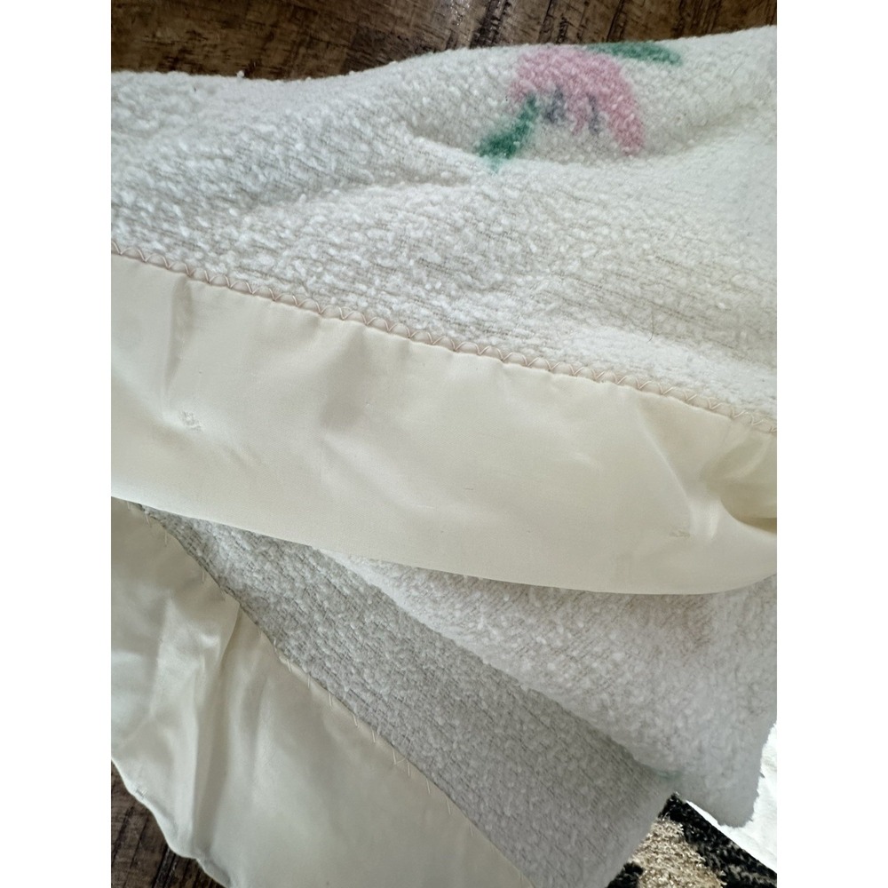 Vintage 70s Pink Rose Twin Size Acrylic Blanket Satin Trim 64x70 Cottagecore - Picture 3 of 8